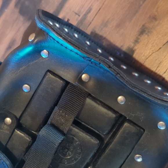 Genuine Harley 2-up Studded Round Touring Rack Bag. Black leather. #6763… - Picture 10 of 16